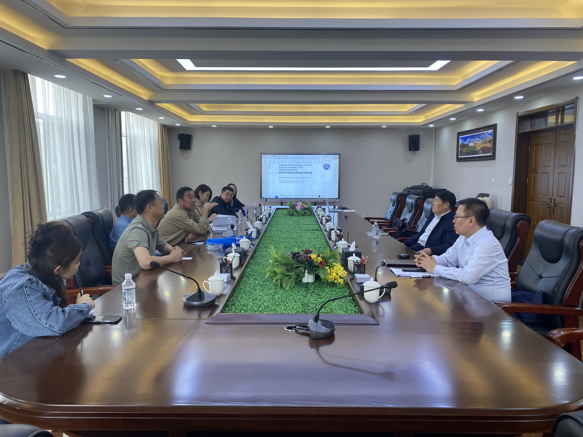 乌力吉口岸治理委员会考察团来我校浚？？？？？疾