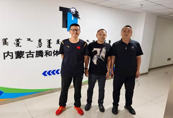 男子们站在一起形貌已自动天生