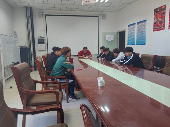 一群人在餐厅里中度可信度形貌已自动天生