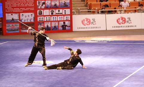 手拿着球棒的男子低可信度形貌已自动天生