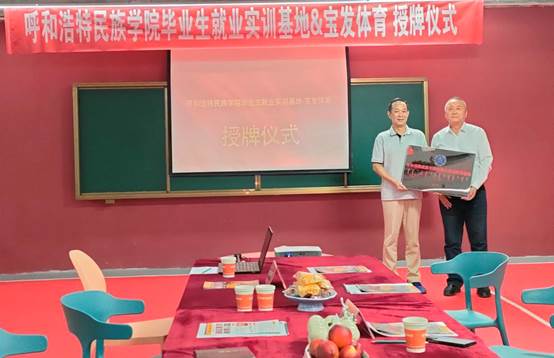 一群人站在桌子边中度可信度形貌已自动天生