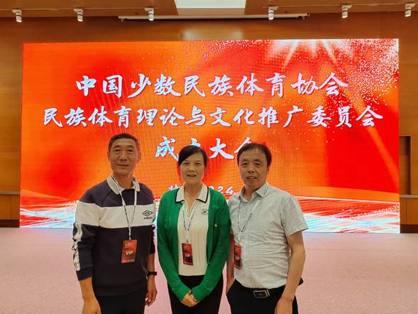 男子们站在一起合影中度可信度形貌已自动天生