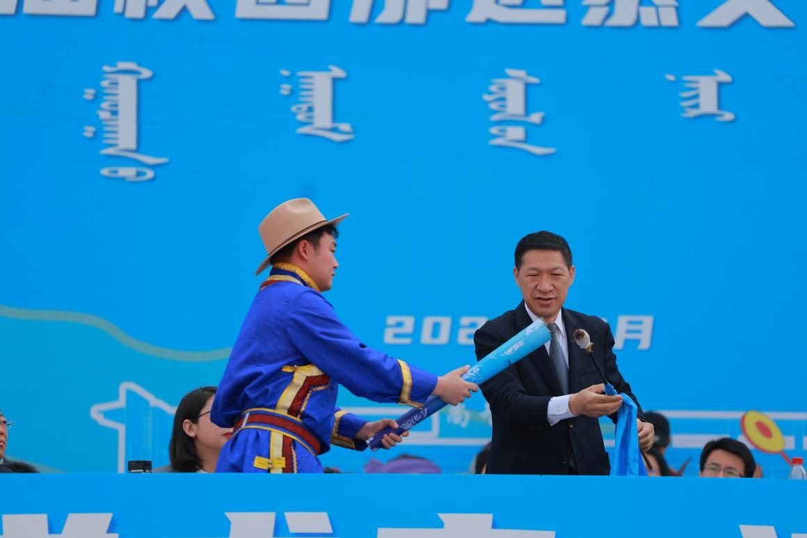 学校举行第十二届校园那达慕文化节暨第六十一届田径运动会开幕式