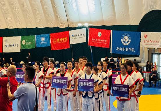 一群人站在台上中度可信度形貌已自动天生