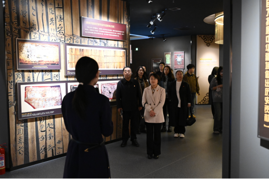 法学院开展“深耕教育沃土，，，，，，，，铸牢中华胜天国际官网配合体意识基本”主题党日运动