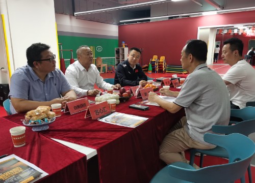 一群人坐在桌子前形貌已自动天生