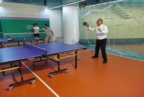 图片包括 室内, 桌子, 家具, 乒乓球形貌已自动天生