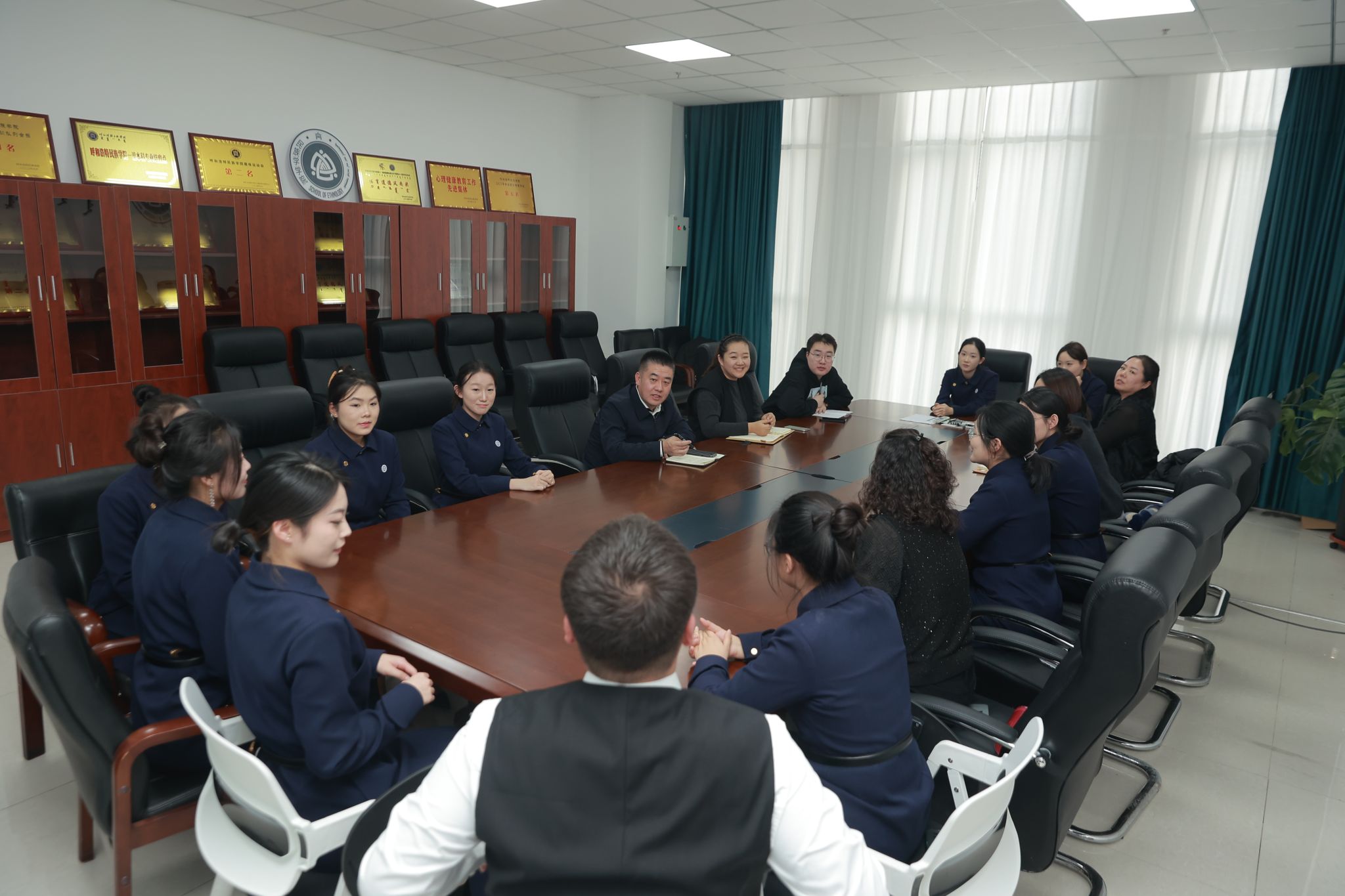 我校召开铸牢中华胜天国际官网配合体意识宣布道育与胜天国际官网团结前进建设事情座谈会