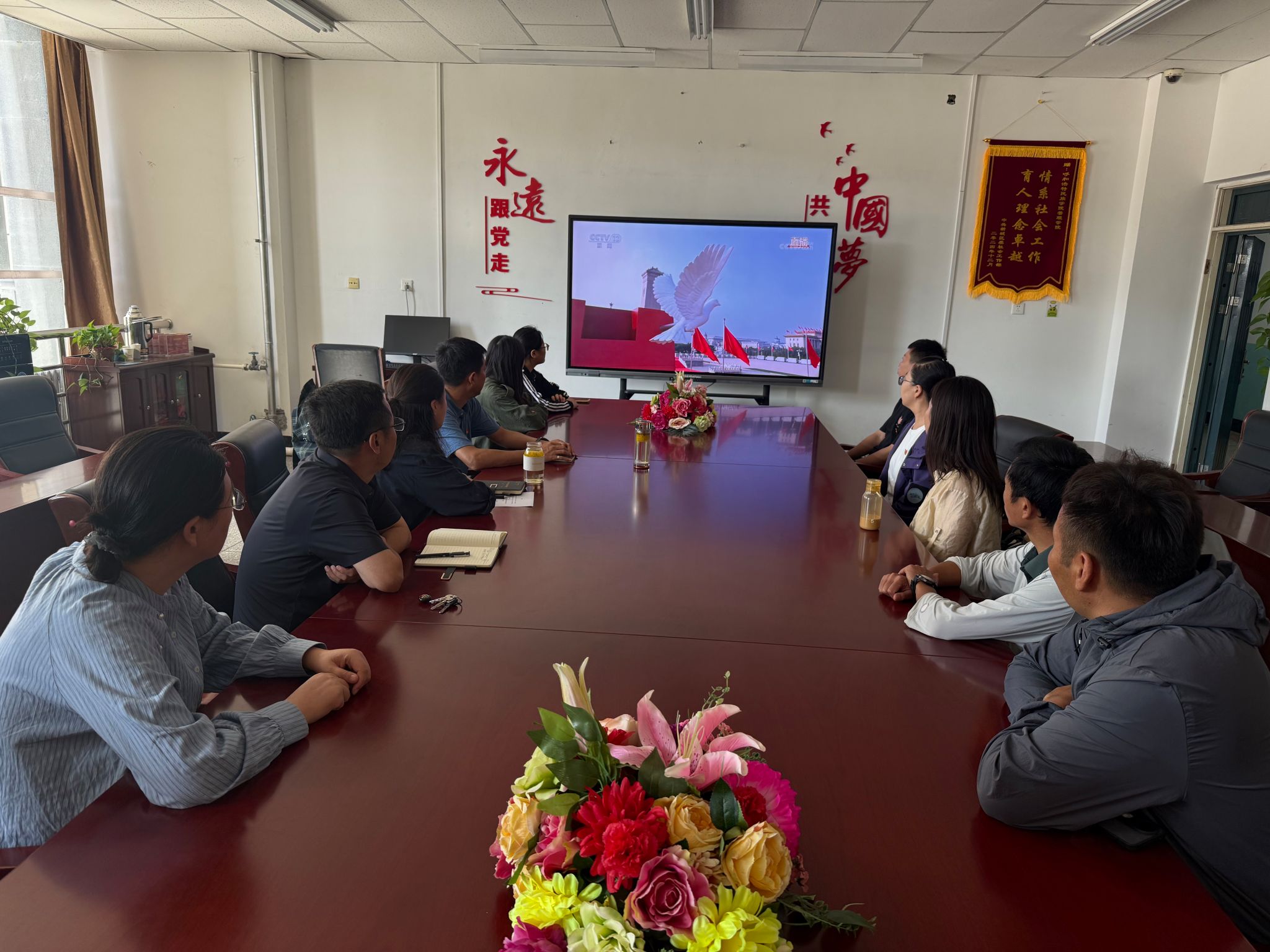 学院师生配合寓目九三阅兵，，，，，，，，凝聚爱国情怀