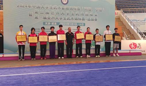 一群人站在台上中度可信度形貌已自动天生