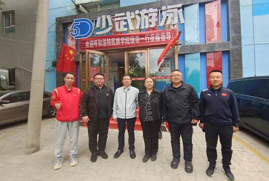 一群人站在市肆前形貌已自动天生