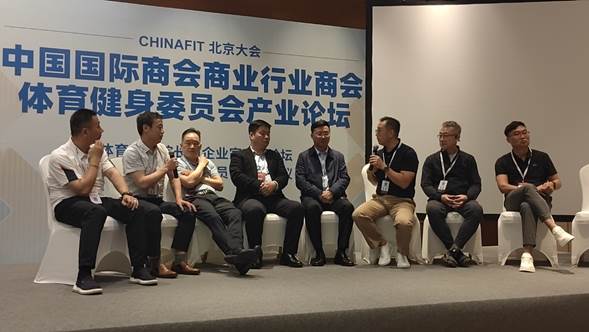 一群人站在一起形貌已自动天生