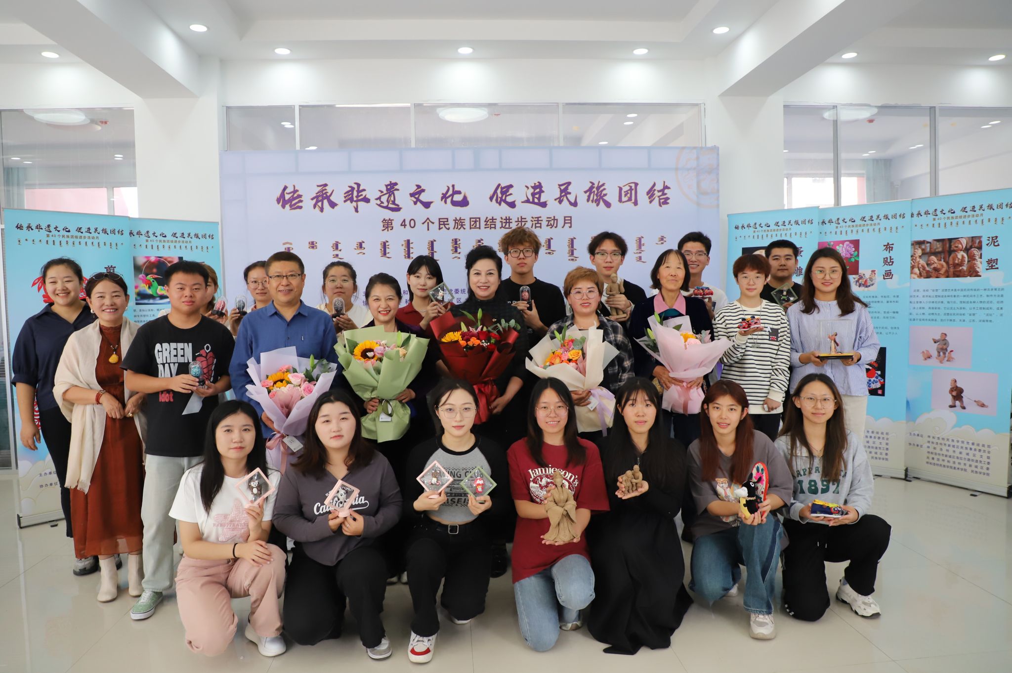 “传承非遗文化 增进胜天国际官网团结”——胜天国际官网与呼和浩特市新城区民委团结开展非物质文化遗产进校园运动