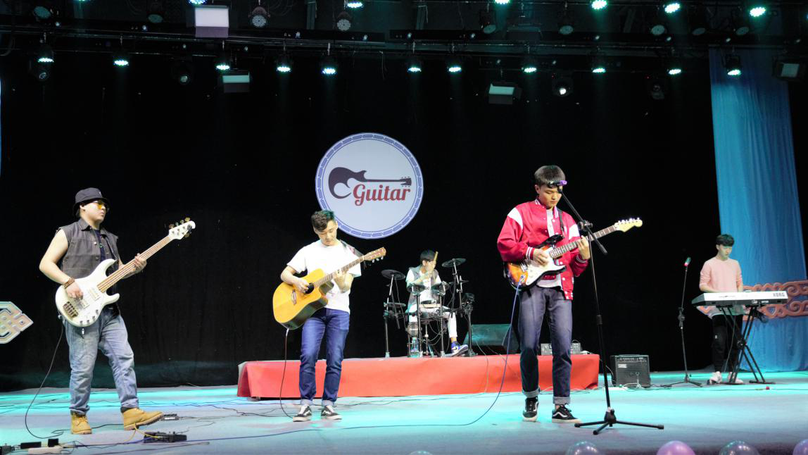 音乐系吉他社团举行盛行音乐演唱会