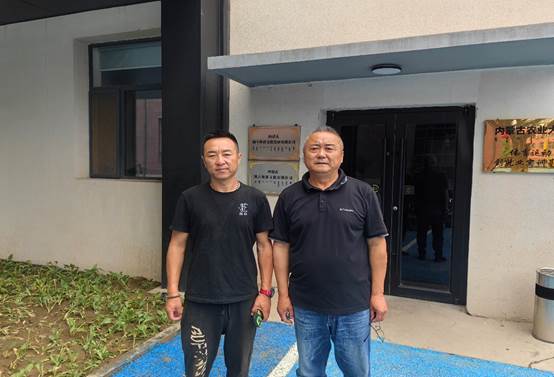 男子站在门前合影形貌已自动天生