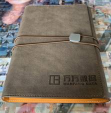 图片包括 桌子, 行李箱, 行李, 电脑形貌已自动天生