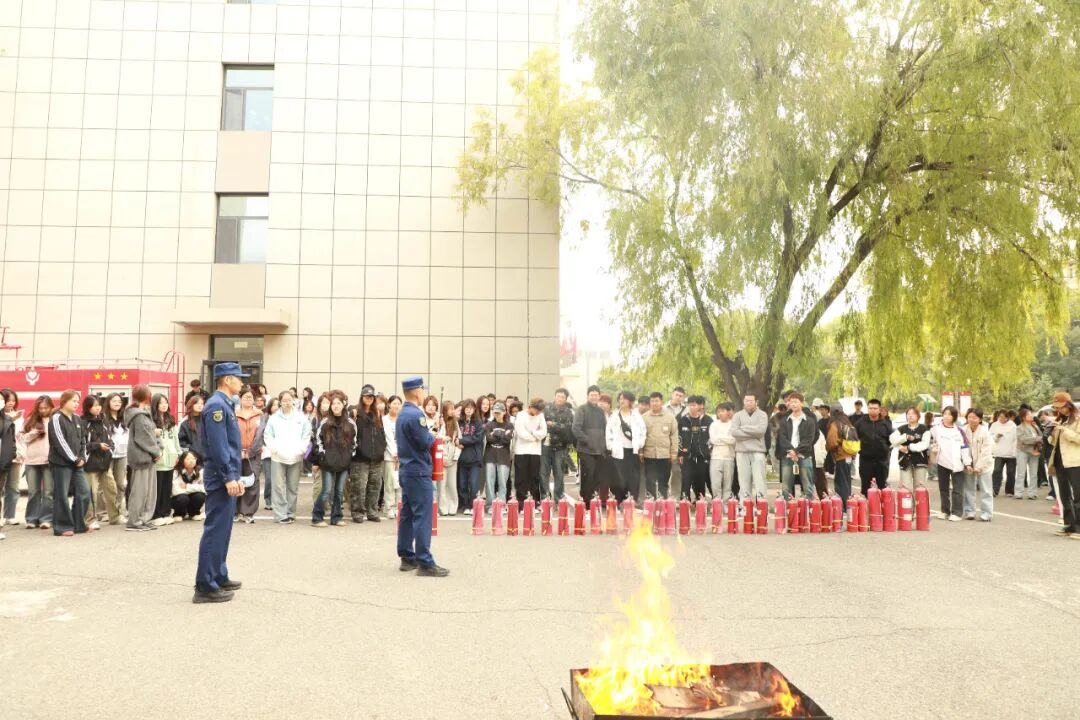 团结清静治理处组织美术与设计学院院师生开展实验室消防清静知识培训及应急演练