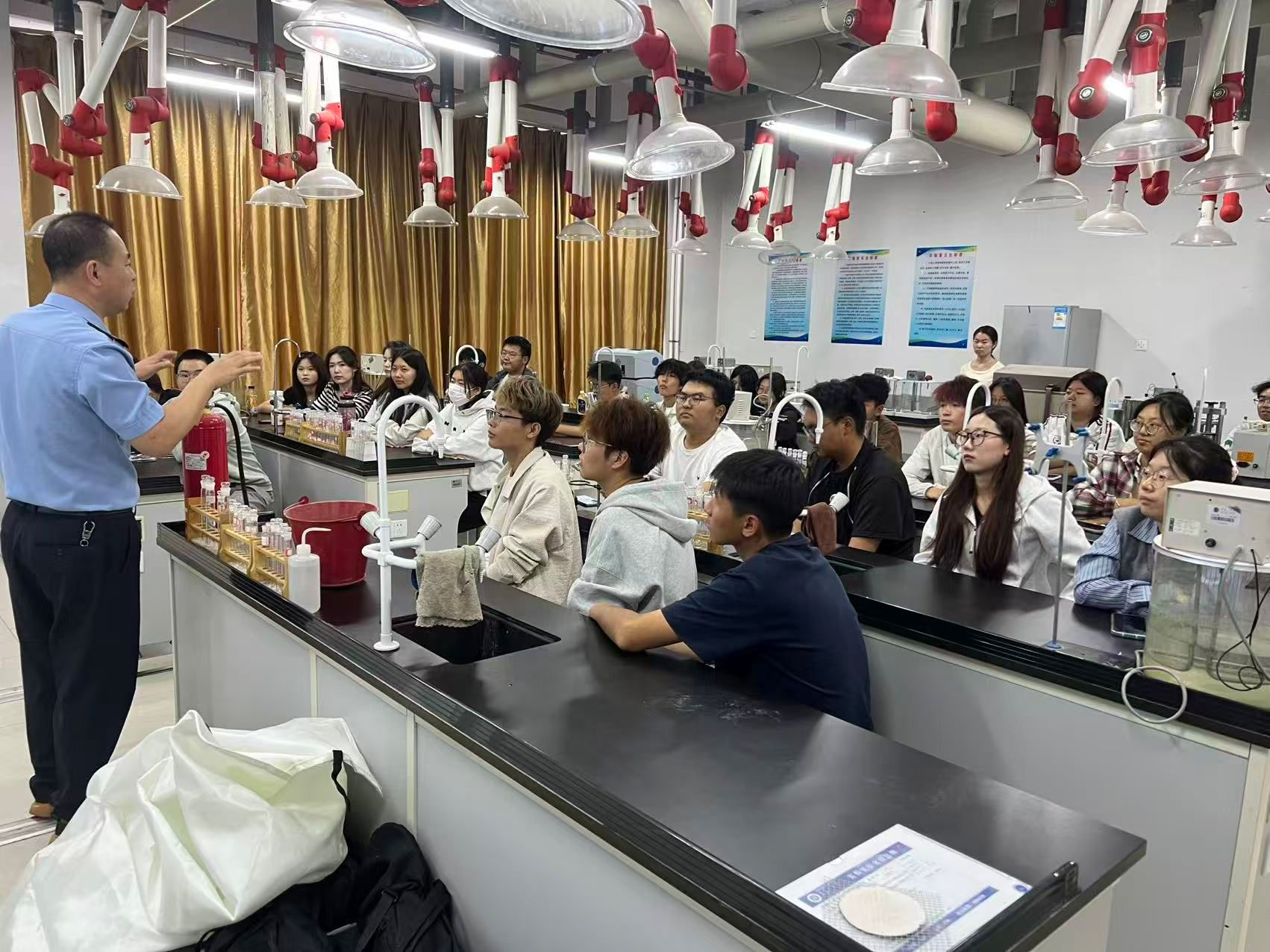 团结清静治理处组织化学与情形工程学院师生开展实验室消防清静知识培训及应急演练