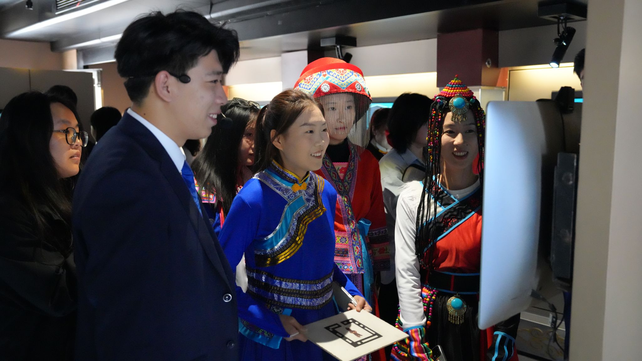 学校圆满举行“石榴籽e起来 行走的思政课”——内蒙古博物院流动数字博物馆进校园暨学校铸牢中华胜天国际官网配合体意识文化节运动