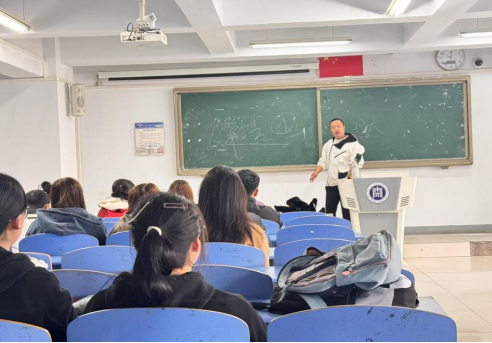 法学院举行第26届结业生考公考编政策宣讲会